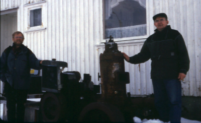 Ole Johan Nicodemussen med båtmotorer
